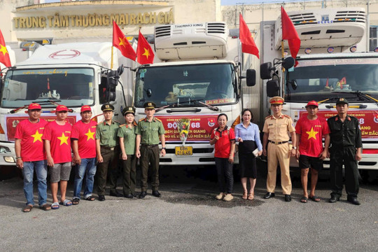 Công an tỉnh Kiên Giang xuất quân chuyến hàng ủng hộ đồng bào phía Bắc