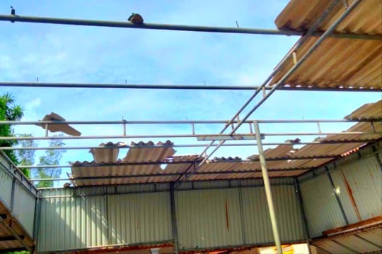 Lốc xoáy khiến nhiều nhà dân bị tốc mái