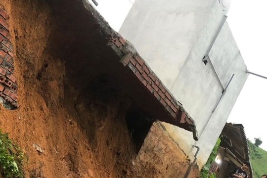 Khẩn trương xử lý vết nứt có nguy cơ sạt lở trên quốc lộ 15