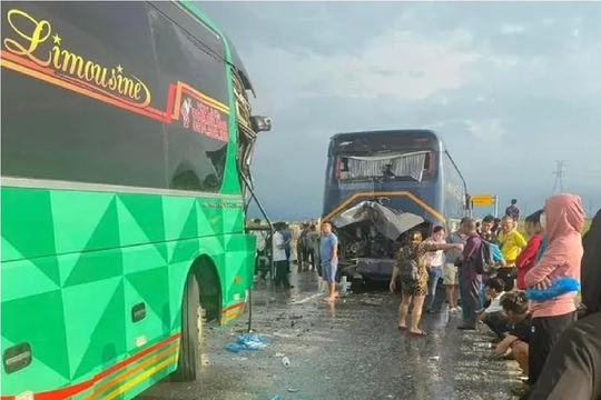 Tai nạn liên hoàn giữa 3 ô tô trên cao tốc đoạn Nghi Sơn - Diễn Châu