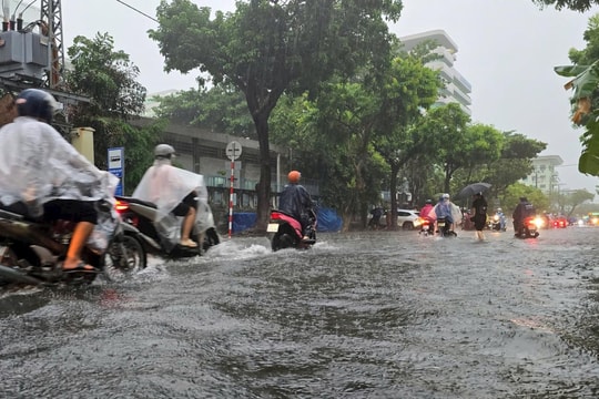 Đà Nẵng mưa lớn, nhiều tuyến đường ngập sâu