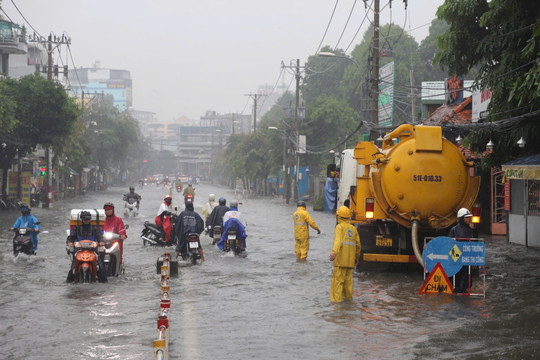 Nhiều tuyến đường TP.HCM thành 'sông' sau cơn mưa lớn