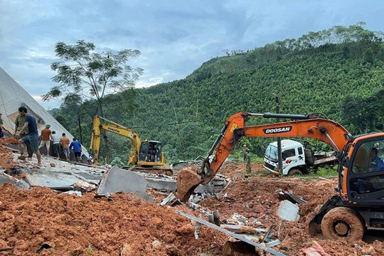 Ba đứa trẻ mất bố mẹ sau lũ dữ cần được giúp đỡ