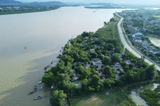 Nghệ An: Người dân mong mỏi sớm được di dời ra khỏi vùng ngập lũ
