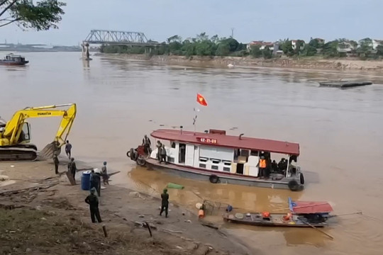 Quân đội gia cố bến bờ, hạ nhịp cầu phao thay cầu Phong Châu để đánh giá dòng chảy