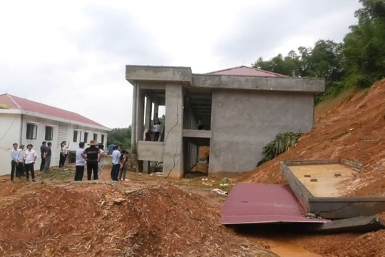 Sạt lở đe dọa ngôi trường 200 học sinh