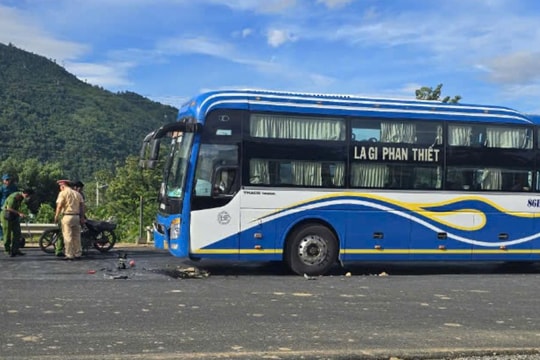 Xe khách va chạm xe máy, hai cha con tử vong