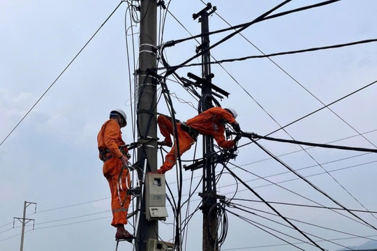 Cán bộ điện lực Thanh Hóa tăng cường Hải Phòng, Quảng Ninh khắc phục bão số 3