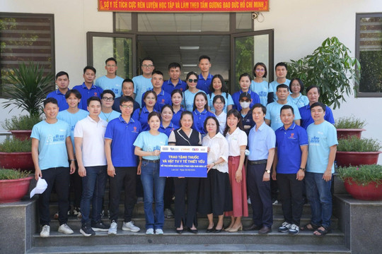 Thêm nhiều túi thuốc, vật dụng thiết yếu về với bà con vùng lũ