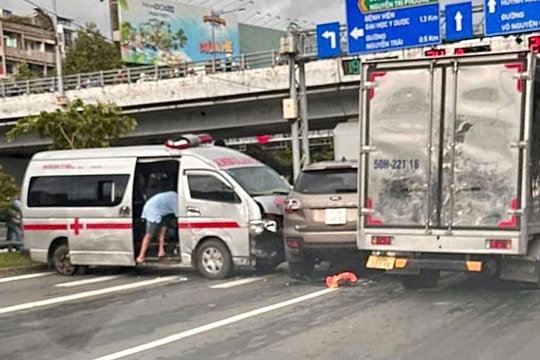 4 ô tô tông liên hoàn ở đại lộ Võ Văn Kiệt, TP.HCM
