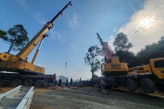 Phát hiện thi thể trong xe đầu kéo khi trục vớt phương tiện vụ sập cầu Phong Châu