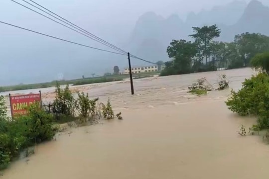 Nghệ An: Mưa lớn kéo dài khiến nhiều bản làng bị cô lập