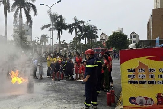 Hơn 1000 cư dân tham gia trải nghiệm chữa cháy, cứu nạn cứu hộ tại KĐT Tân Tây Đô