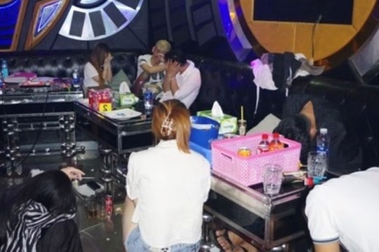 Tổ chức tiệc ma túy trong phòng Vip quán karaoke