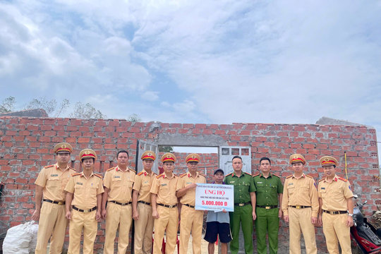 Cảnh sát giao thông đường bộ tặng quà nhân dân khắc phục sau bão