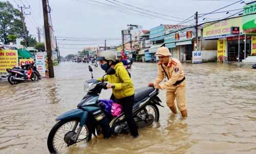 Công an TP. Cần Thơ sẵn sàng hỗ trợ người dân ứng phó triều cường