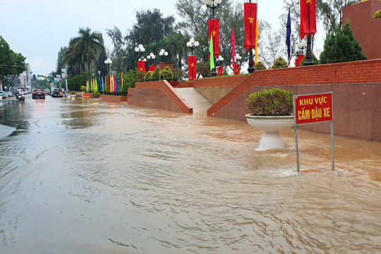 Cần Thơ: Triều cường vượt báo động 3, nhiều tuyến đường ngập sâu