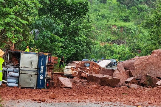 Sạt lở quốc lộ 6 qua Mộc Châu, giao thông tê liệt