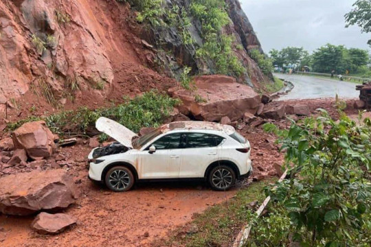 Mộc Châu (Sơn La): Sạt lở taluy dương trên Quốc lộ 6 đè trúng 2 ô tô, 8 người bị thương