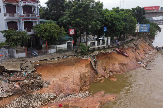 Sạt lở nghiêm trọng đường dưới chân cầu Hạc Trì ở Phú Thọ, nhiều nhà dân “đối mặt” nguy hiểm