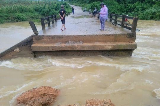 Thanh Hóa: Nước lũ cuốn trôi mố cầu Bến Nhạ