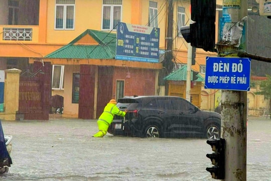 Huy động công an hỗ trợ người dân tại các điểm bị ngập sâu