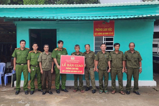 Bàn giao phòng làm việc của lực lượng bảo vệ an ninh trật tự ở cơ sở