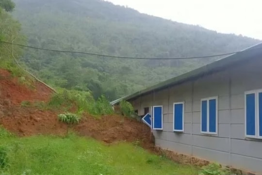 Sạt lở khu ký túc xá, tức tốc di dời khẩn cấp toàn bộ học sinh