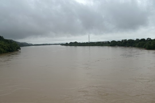 Nước về hồ lớn, thủy điện Cửa Đạt phải xả lũ