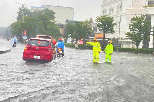 Mưa lớn khiến nhiều khu vực Thành phố Vinh bị ngập sâu