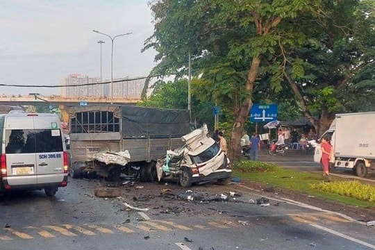 Va chạm liên hoàn 4 xe, 2 người tử vong