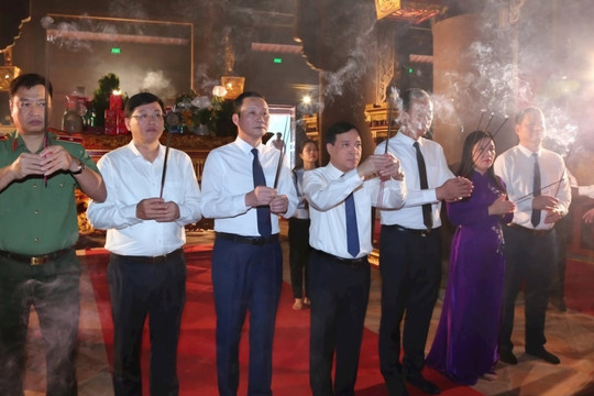 Dâng hương kỷ niệm 591 năm ngày mất của Anh hùng dân tộc Lê Lợi