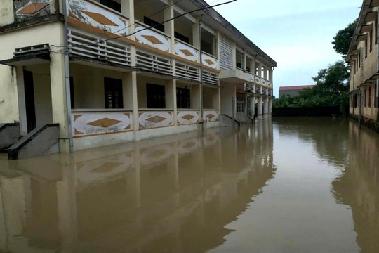 Hàng nghìn học sinh ở Thanh Hóa nghỉ học do ngập lụt