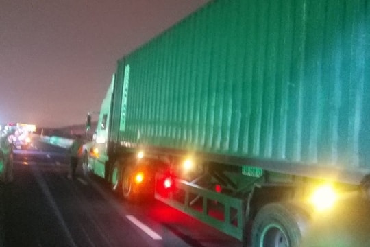 Tai nạn giữa xe khách và container, 12 người thương vong