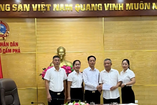 TAND TP Cẩm Phả ủng hộ gia đình cán bộ công chức bị ảnh hưởng do bão số 3