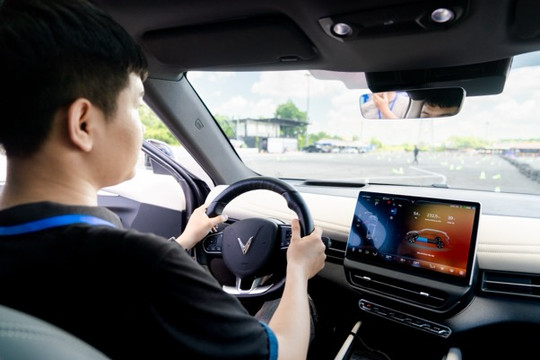 VinFast VF 7 lăn bánhchỉ từ hơn 700 triệu đồng: Không có đối thủ trong phân khúc C-SUV