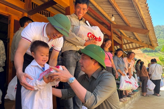 Cao Bằng: Báo Công lý thăm và tặng quà người dân bị ảnh hưởng bão lũ tại huyện Nguyên Bình