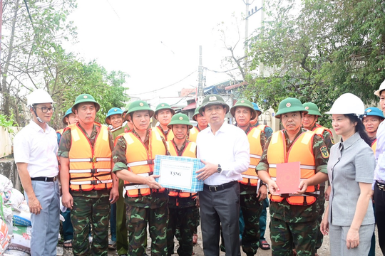 Công an TP. Hải Phòng tích cực hỗ trợ khắc phục hậu quả bão, lũ