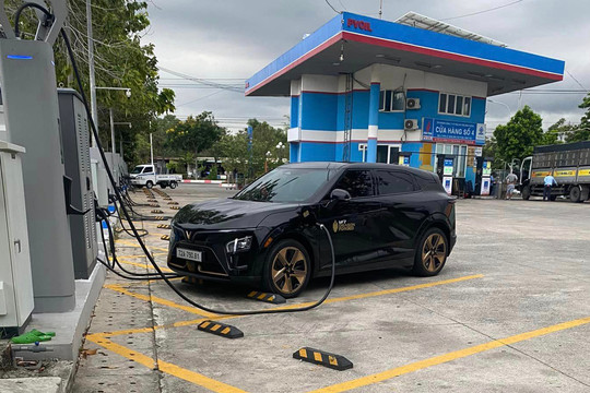 Sở hữu 2 chiếc VinFast VF 7, chủ xe chia sẻ: 'Lái tuyệt vời, an toàn, từng được cứu 3 lần nhờ ADAS'