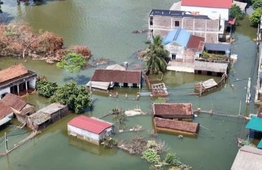 Công an Hà Nội tuần tra xuyên đêm hỗ trợ người dân ngập lụt ven sông Bùi