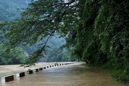 Mưa lũ, sạt lở diễn biến phức tạp, Thanh Hóa công bố tình trạng khẩn cấp nhiều nơi