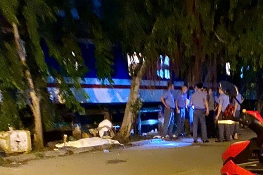 Đứng trên đường ray, nam sinh bị tàu hoả tông tử vong