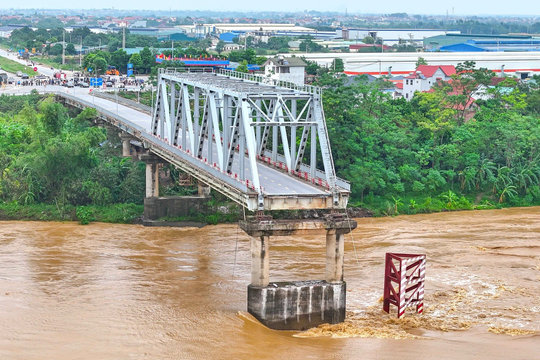 Đẩy nhanh tiến độ xây dựng cầu Phong Châu