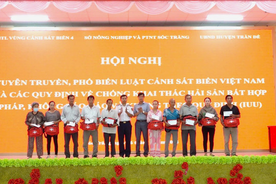 BTL Vùng Cảnh sát biển 4 tuyên truyền pháp luật cho ngư dân