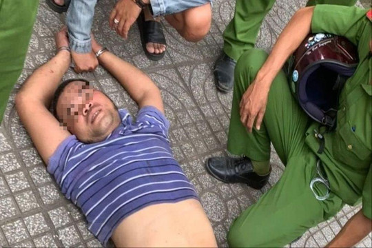 Ngáo đá, cướp xe tải tông hàng loạt phương tiện