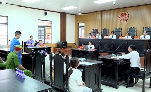 Pha thuốc diệt cỏ vào nước uống nhằm đầu độc cha
