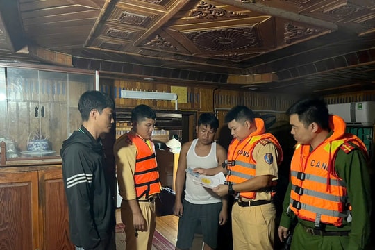 Bắt giữ 2 tàu khai thác cát trái phép trên sông Hồng