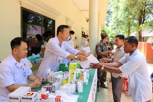 Bệnh viện 7B tổ chức khám bệnh tại Campuchia