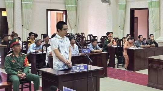 Nhân viên ngân hàng lừa đảo chiếm đoạt tài sản