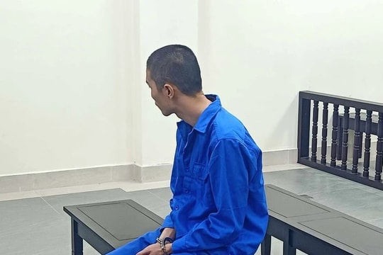 Nhân viên cây xăng dùng dao truy sát khách hàng